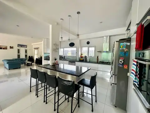 Casa en venta en Mar Del Plata, Barrio Los Acantilados - 7 Ambientes- frente al mar y cerca del golf