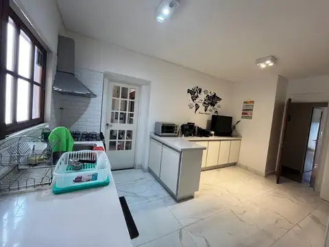 Alq.4 amb contrafrente con gran living. 2 Cocheras cubiertasy lavadero. 3 baños. Reciclado a nuevo!