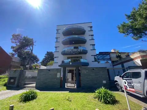 DEPARTAMENTO DE 2 AMBIENTES CON VISTA AL MAR Y COCHERA.