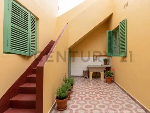 Venta PH a refaccionar 4 Ambientes con Cochera, Terraza y Patio – Entrada Indepe
