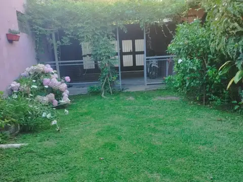 Casa en Alquiler con 2 cocheras