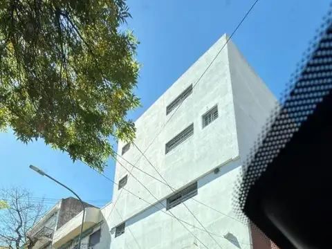 Galpón en alquiler de 3 plantas. Excelente estado. 