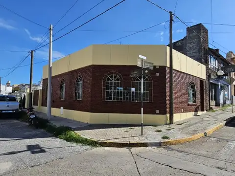 Casa en esquina con excepcional ubicacion. Angel Balbi y Congreso