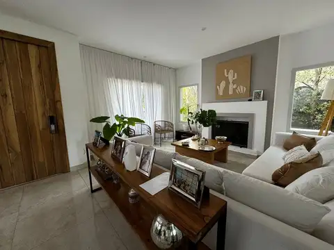 Casa en Alquiler con 1 cochera