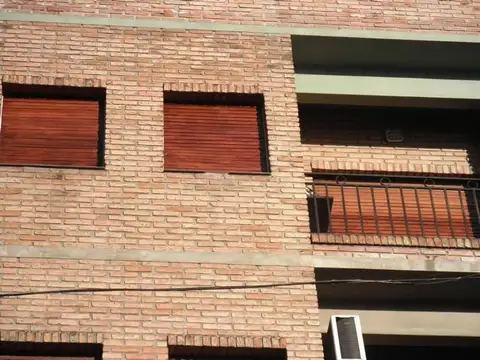 Dpto. de 2 amb. al frente