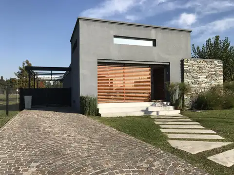 Casa en venta sobre lote en esquina en Ayres Plaza- Kilometro 47- Pilar