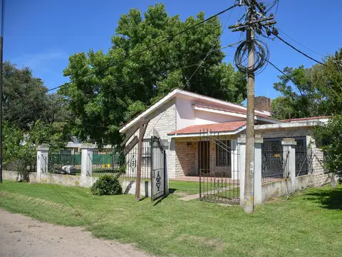 Casa en Venta sobre Colectora 2 dormitorios pileta y 1033m2 de terreno