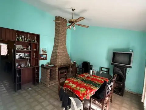 Casa 4 ambientes con 2 baños