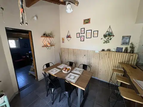 Impecable CASA A LA VENTA en Merlo - Bs.As., 5 ambientes con parque y galería