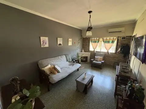 Impecable CASA A LA VENTA en Merlo - Bs.As., 5 ambientes con parque y galería
