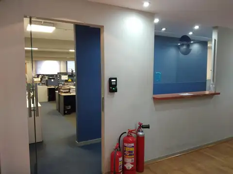 Venta piso de oficinas amoblado al frente en Maipú y Lavalle