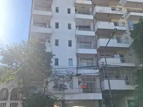 Semipiso. Echesortu. 1 dormitorio. Balcon al frente