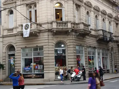 GRAN EDIFICIO histórico, para comercio y oficinas, en pleno centro de Rosario