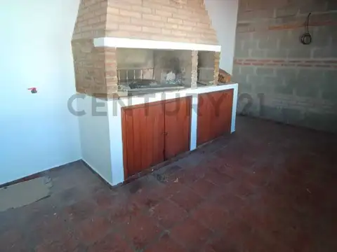SE VENDE CASA 3 DORMITORIOS Y GRAN PATIO SANTA ISABEL 1°
