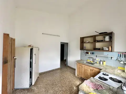Casa en Venta de 4 ambientes. Con patio y Cochera. Centro Campana