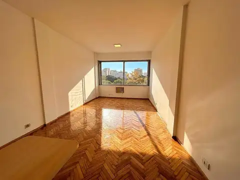 Monoambiente amplio y luminoso con vista abierta a Plaza Libertad - apto profesional
