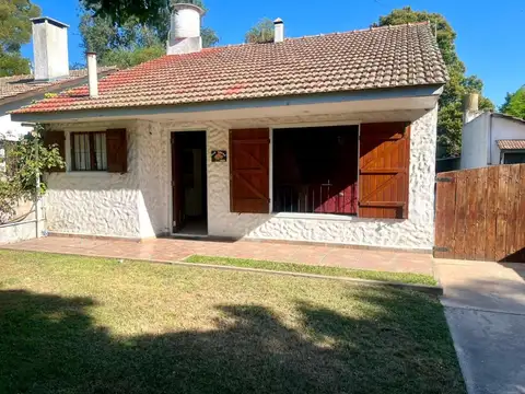 Casa 4 ambientes con parque quincho y pileta