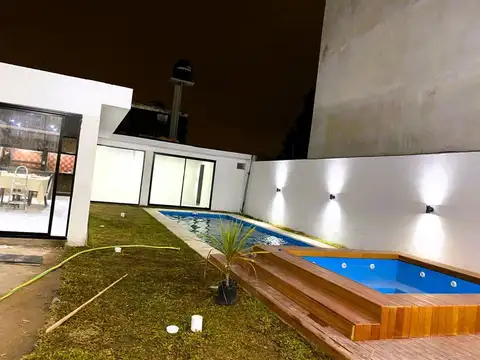 Casa en Venta con 3 cocheras