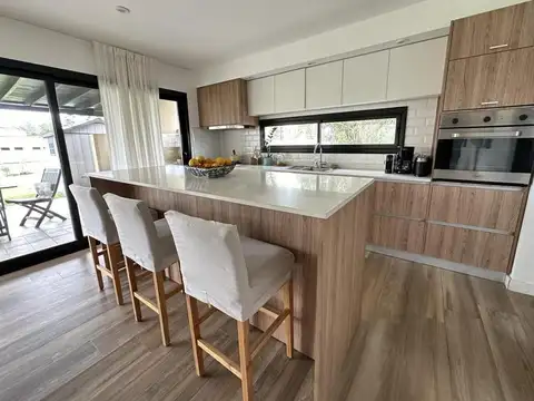 Bahía Thetis 3800, Mar Del Plata, Buenos Aires, Argentina.