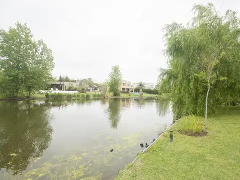 Casa con pileta en barrio El Cantón
