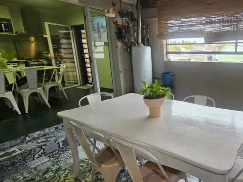 Casa 6 ambientes con 2 baños