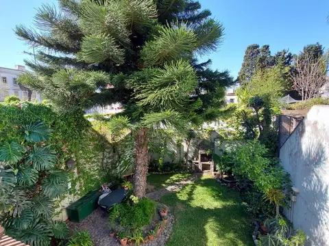 Casa en Venta en Floresta con jardin y cochera lote propio