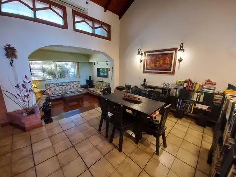 Casa 6 ambientes con 2 baños