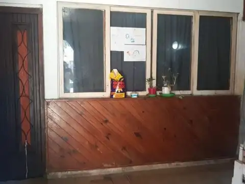 CASA EN VENTA DE 4 AMBIENTES EN BURZACO