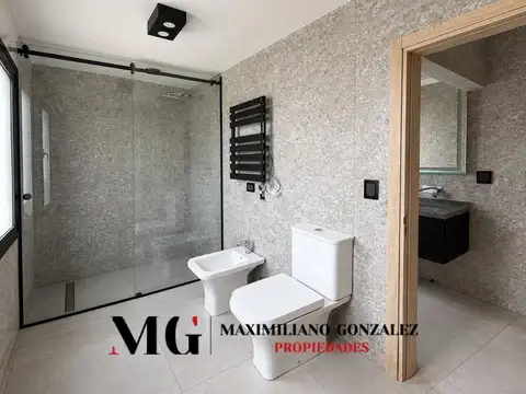 Casa 7 ambientes con 5 baños