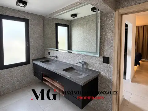 Casa en Alquiler con 3 cocheras