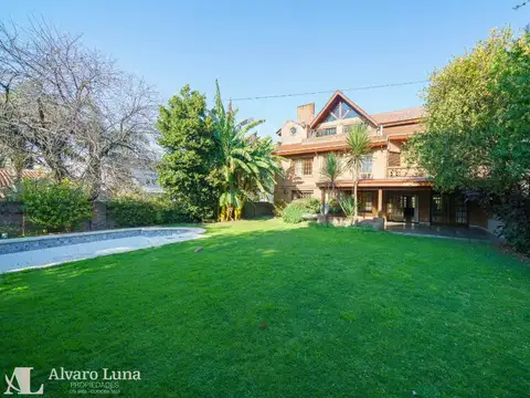 Alquiler Casa en Vicente López . 6 ambientes con playroom, piscina y quincho