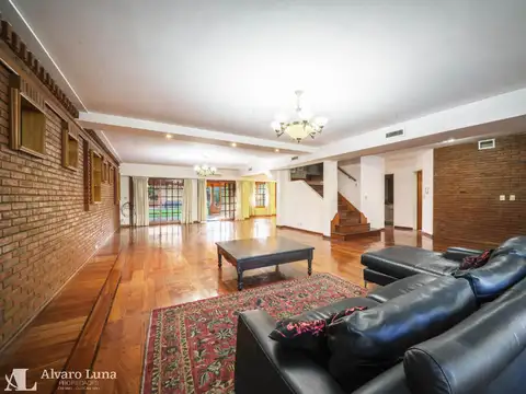 Casa en Alquiler con 3 cocheras