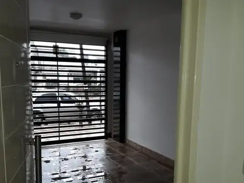 EXCELENTE DEPARTAMENTO 2 AMBIENTES CON COCHERA MUY AMPLIO Y LUMINOSO EN VILLA LUZURIAGA