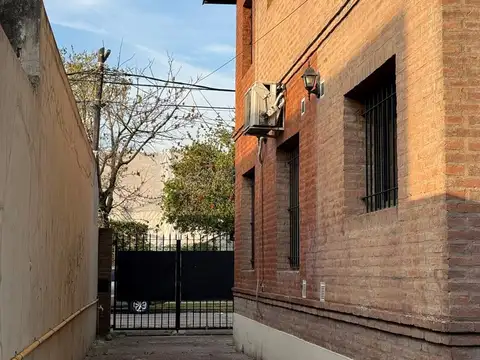 Casa 8 ambientes con 4 baños