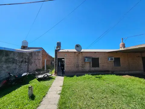 Casa de dos dormitorios y patio en Bº Carpincho Macho