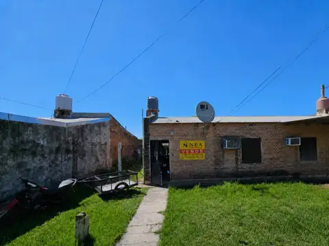 Casa de dos dormitorios y patio en Bº Carpincho Macho