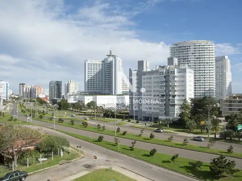 Alexander Boulevard.Departamento de 2 dormitorios, en venta y alquiler.