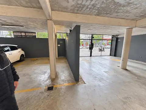 VENTA - COCHERA CUBIERTA - PARQUE CHAS