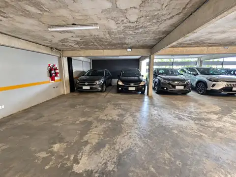 VENTA - COCHERA CUBIERTA - PARQUE CHAS 