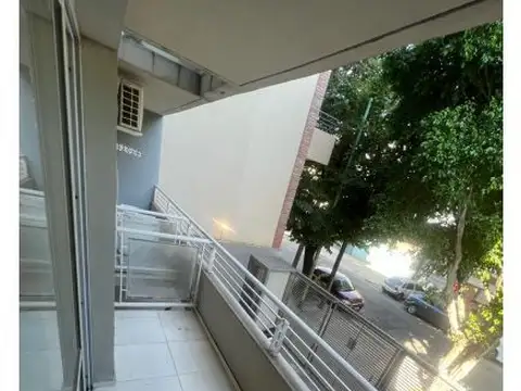 DEPTO  2 AMB  CON COCHERA, PATIO , BALCON AL FRENTE