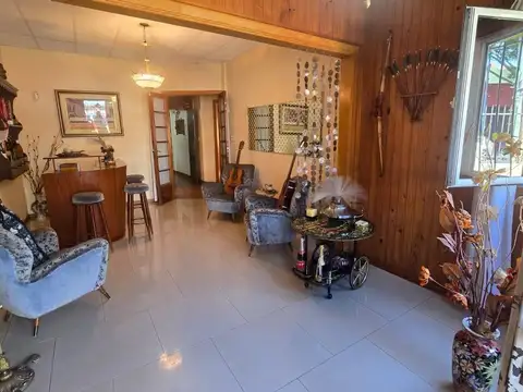 Casa 10 ambientes con 2 baños