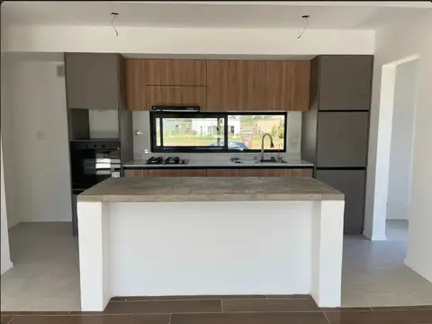 Casa 4 ambientes con 2 baños