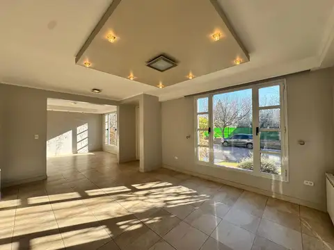Casa en Alquiler con 2 cocheras