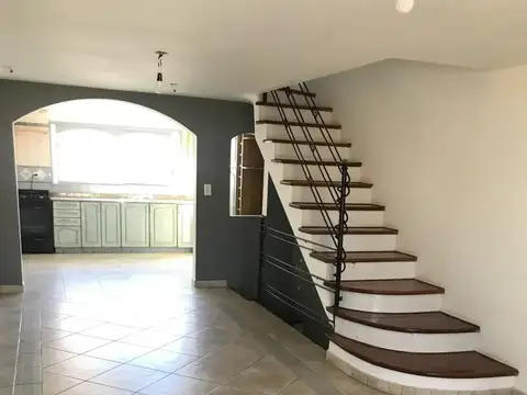 Depto Tipo Casa en Alquiler en Villa Raffo, $ 1.700.000