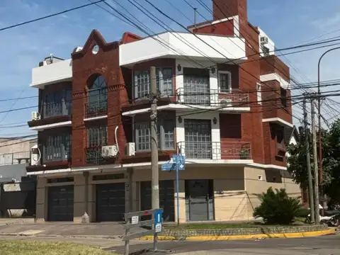 Triplex 4 ambientes con 2 cocheras -Patio