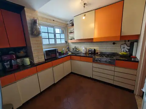 PISO EN VENTA FRENTE AL PARQUE CENTENARIO - 5 AMB Y COCHERA - SUP. 162 m2