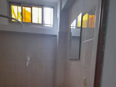PH 2 ambientes, 1* piso por escalera con patio. Muy buen estado
