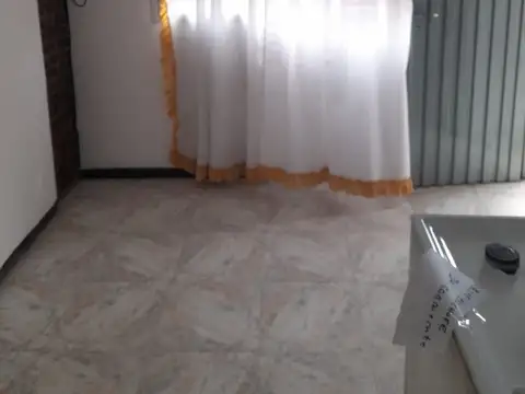 PH 2 ambientes, 1* piso por escalera con patio. Muy buen estado