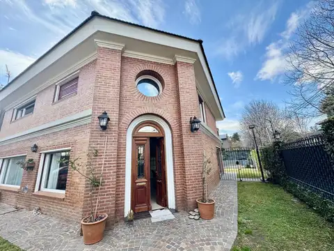 VENTA DE CASA EN BELLA VISTA CON JARDÍN Y PILETA