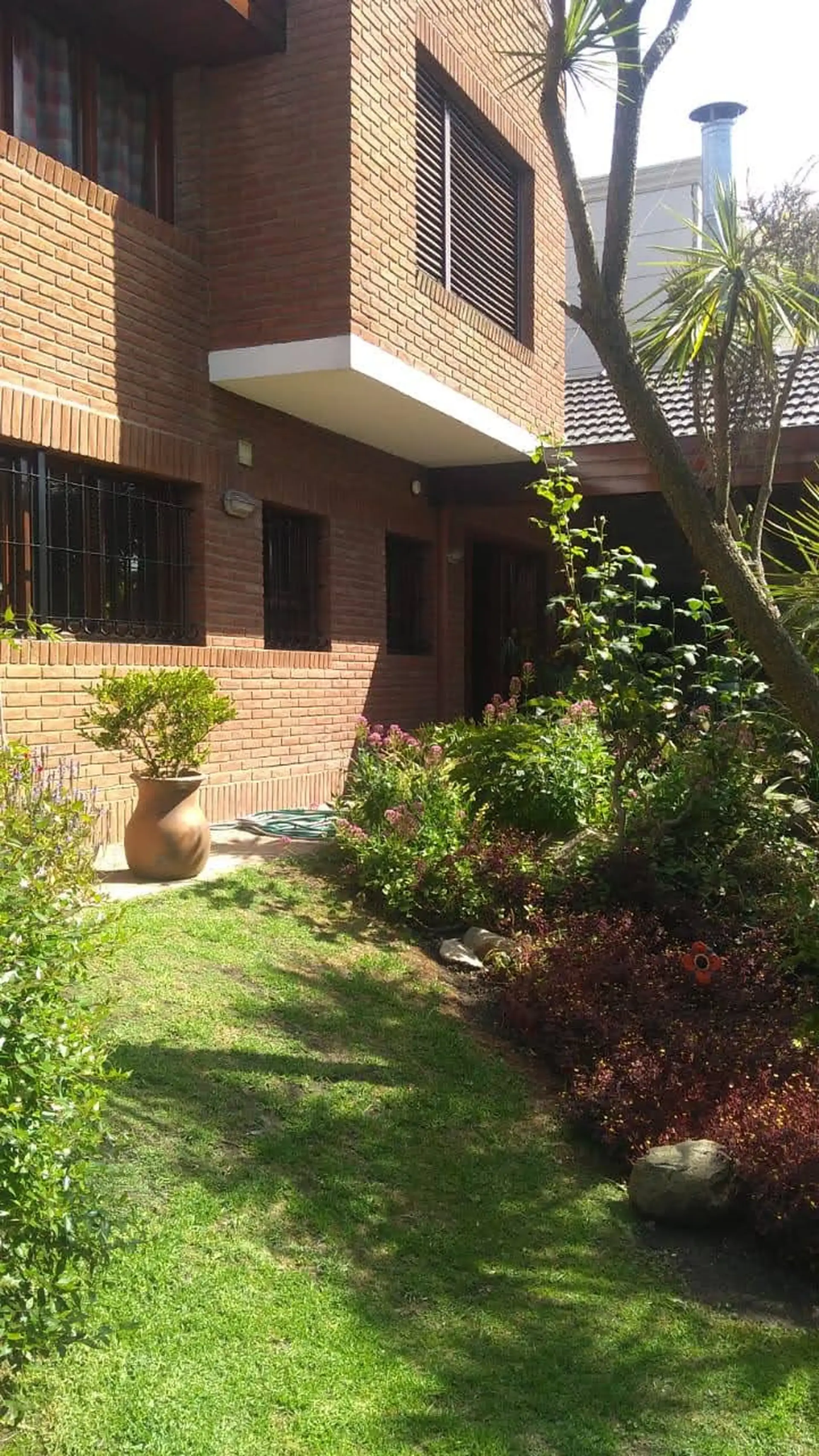 SAN CARLOS - Gran Chalet sobre lote de 680 m2. y 350 m2 cubiertos. 3 dorm, 2 baños, 2 toilettes, cochera doble. Quincho